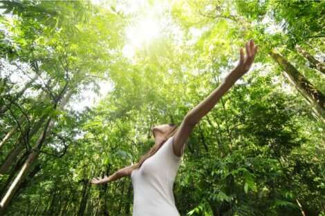 Une femme en pleine nature.