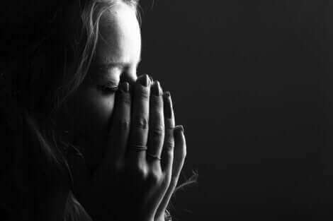 Une femme qui pleure une perte.