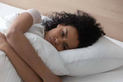 Une femme anxieuse dans son lit. 