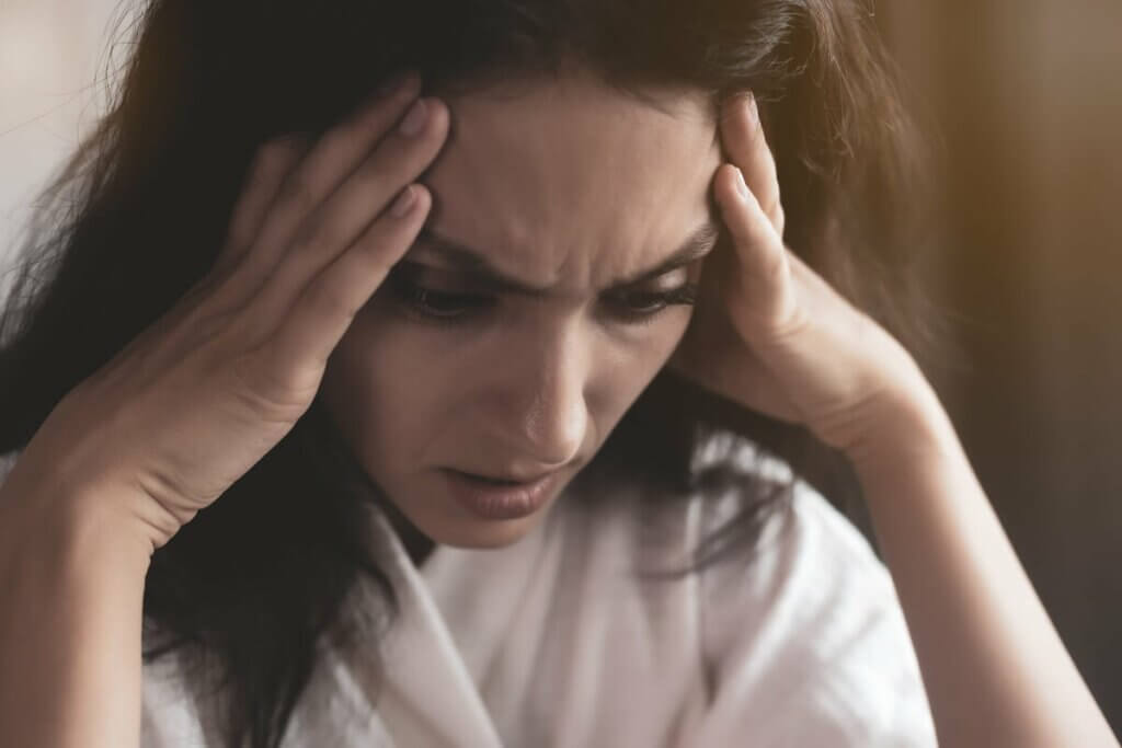 Une femme qui semble préoccupée.
