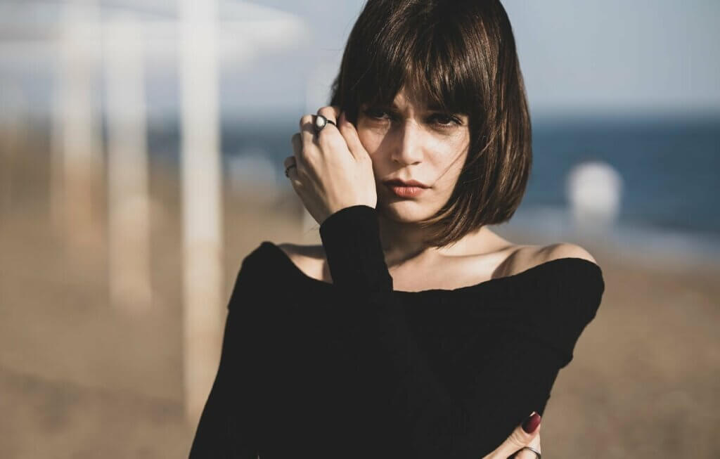 Une femme qui pose sur la plage.