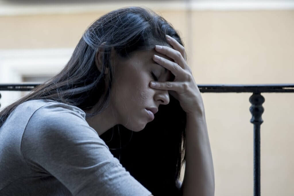 Une femme qui semble inquiète. 