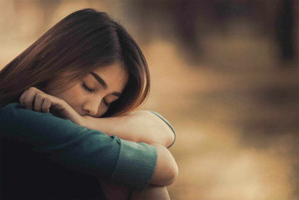 Une femme qui semble triste.