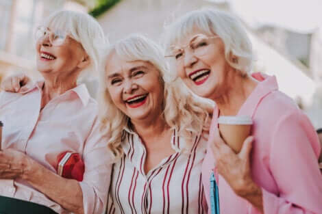 Trois femmes âgées qui font la fête. 