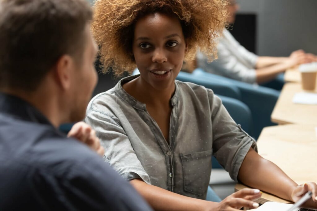Un homme et une femme en pleine discussion.
