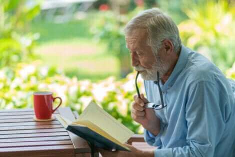 Un homme âgé en train de lire.