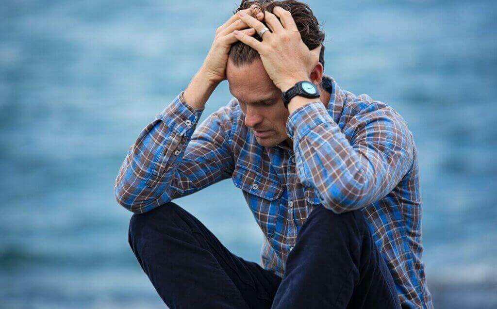Un homme qui semble anxieux. 