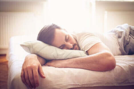 Un homme en train de dormir. 