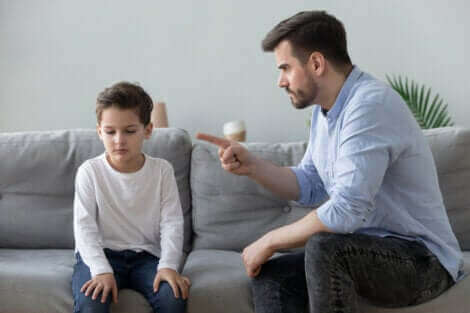 Un homme qui gronde son fils.