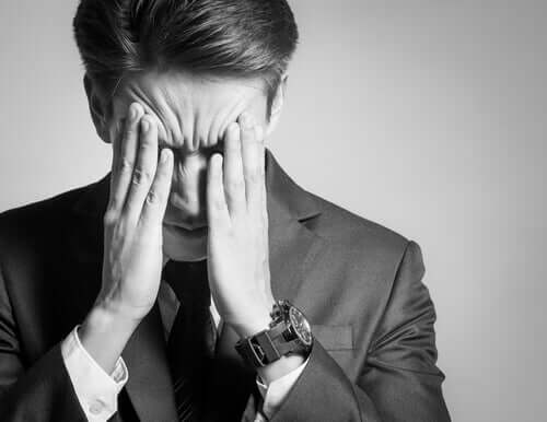 homme inquiet pour l'argent