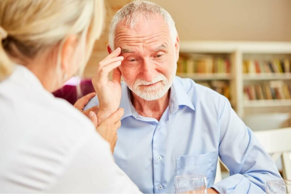Un homme qui souffre de la maladie d'Alzheimer. 
