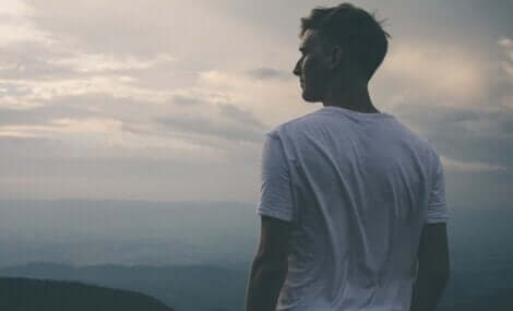Un homme face à la mer.