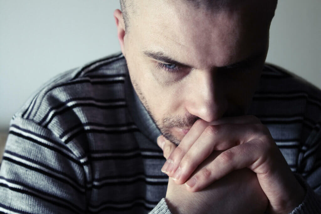 Un homme qui semble triste. 