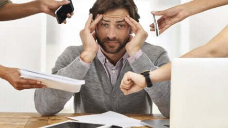 Un homme stressé et débordé. 