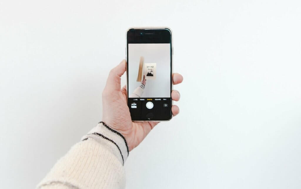 Un homme avec un téléphone portable en main.