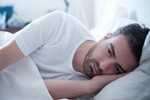 Un homme tourmenté dans son lit. 