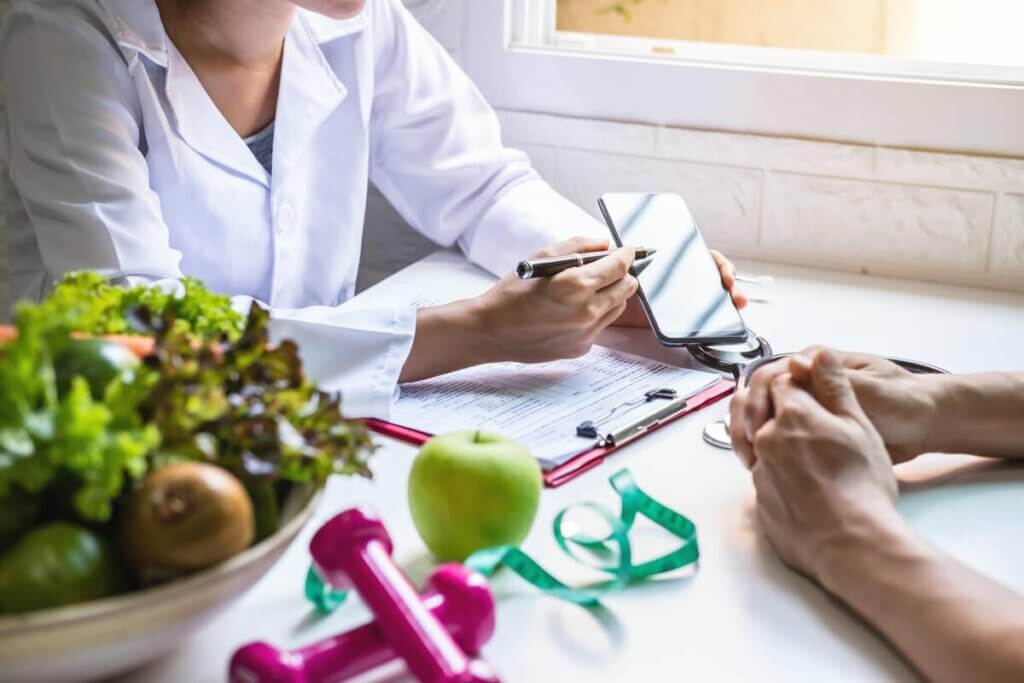 Un nutritionniste avec son patient. 