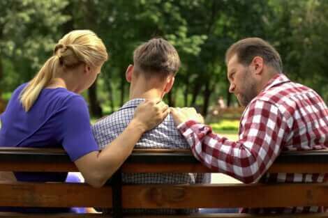 Des parents qui consolent leur adolescent. 
