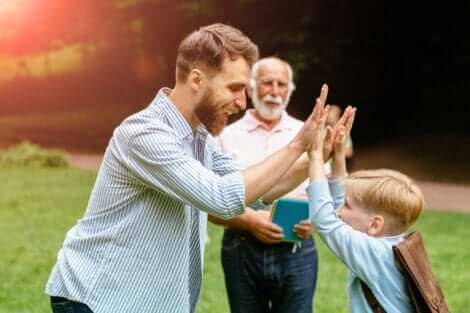 Un père qui félicite son fils. 
