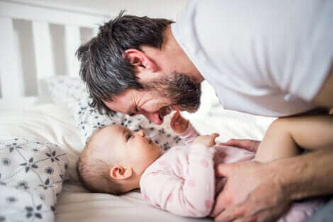 Un père qui materne son bébé.