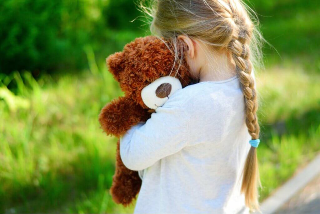 Une petite fille triste. 