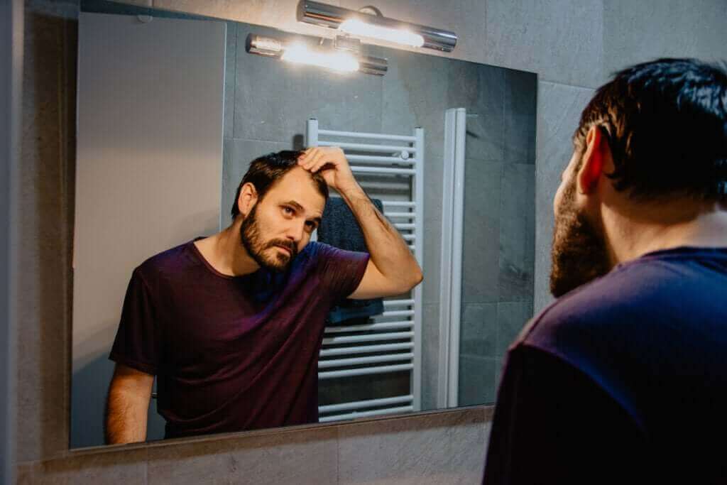 La peur de la calvitie : symptômes, causes et traitements