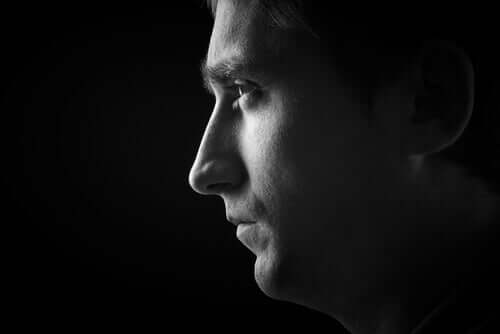 Un homme de profil.