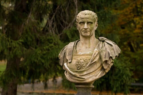 Le buste de Jules César. 