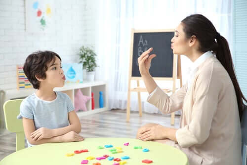 Une séance de thérapie du langage. 