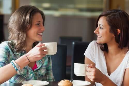 Deux amies qui boivent un café. 