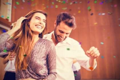 Un couple qui danse ensemble lors d'une fête. 