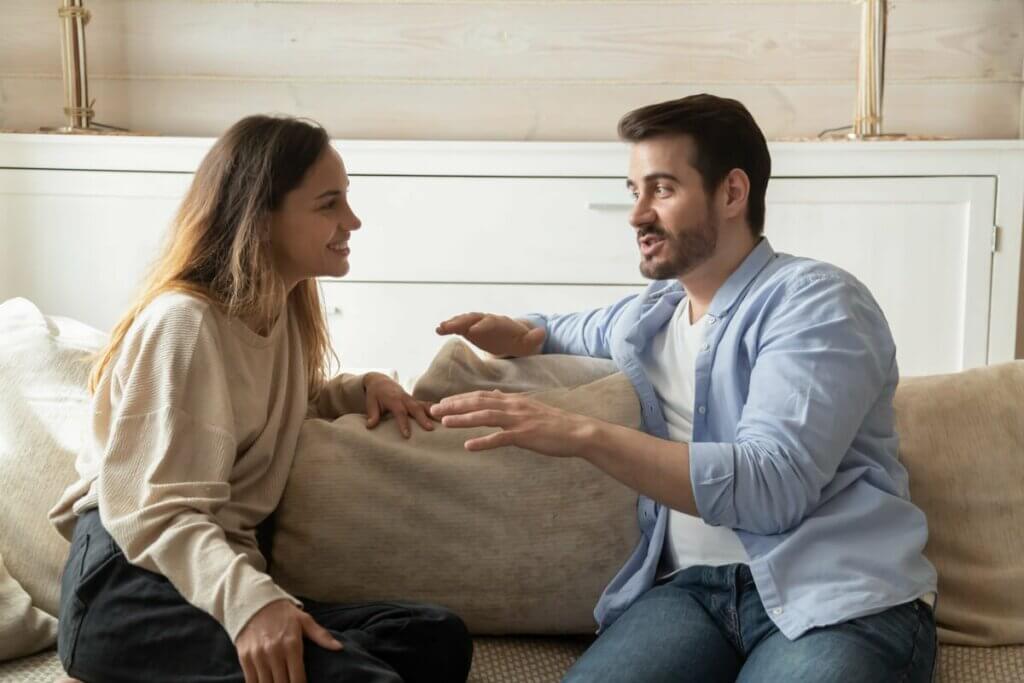 Un couple qui discute sur le canapé.