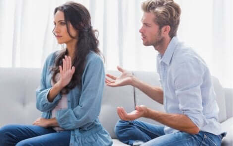 Un couple qui est fâché. 