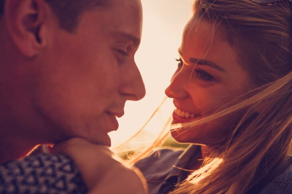 Un couple qui se regarde dans les yeux.