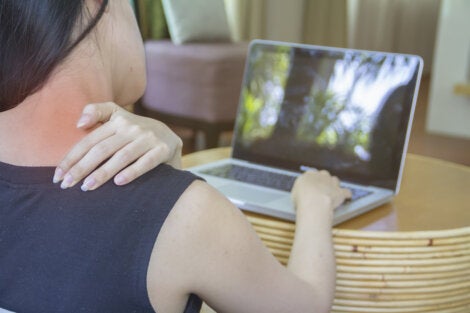 Douleur au cou devant un ordinateur.
