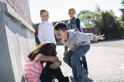 Réalité de l'enfant intimidateur.