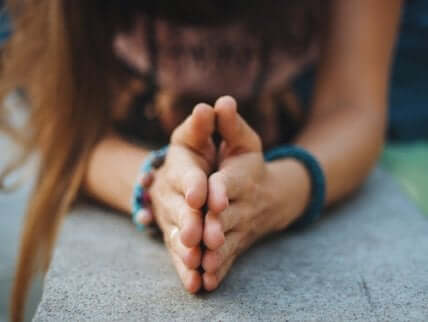 Deux mains jointes en signe de gratitude. 