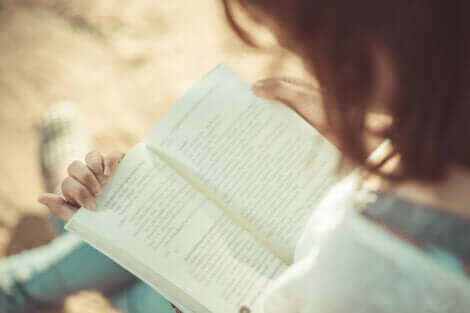Une femme en train de lire.
