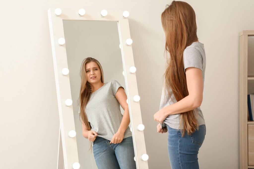 Une femme qui se regarde dans le miroir.