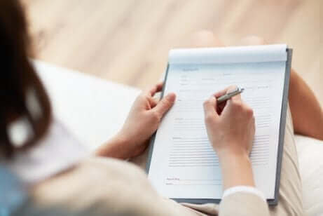 Une femme qui prend des notes. 