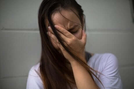 Une femme en train de pleurer.