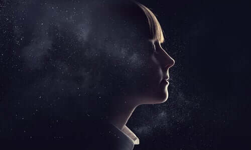 Illustration d'un visage d'une femme dans l'univers.