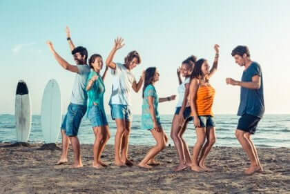 Un groupe de jeunes qui dansent sur la plage. 