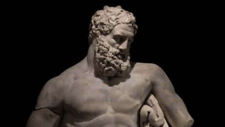 Une statue d'Hercule. 