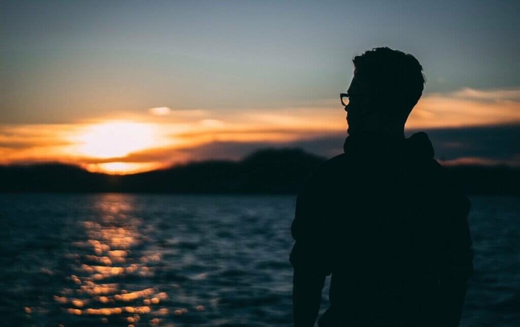 Un homme face à la mer. 