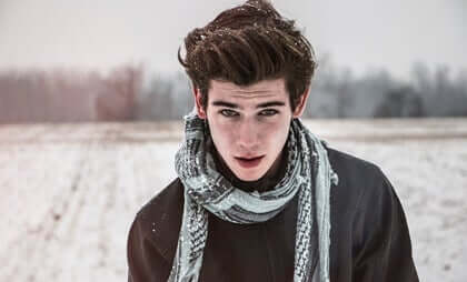 Un jeune homme.