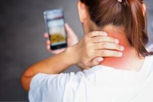 Tech-neck : pourquoi survient-il et comment l'éviter ?