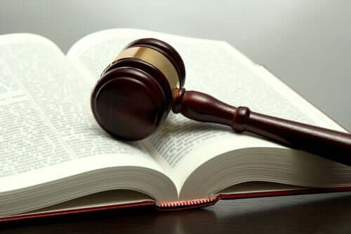 Un livre de droit. 