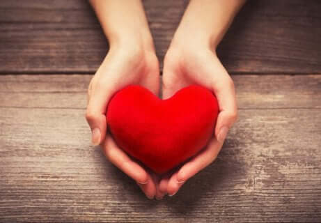 Deux mains qui offrent un coeur. 