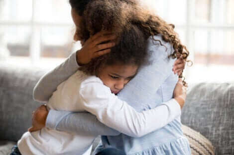 Une mère et sa fille enlacées. 